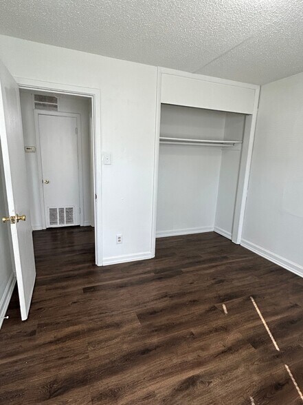 More Photos Of 1014 SW 33rd St, Topeka Specialty For Sale