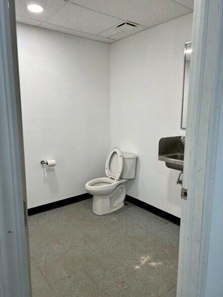 More Photos Of 1282 Trumbull Ave, Girard Warehouse For Lease