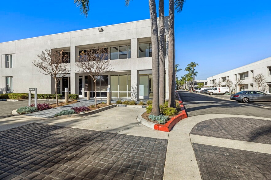 More Photos Of 711 W 17th St, Costa Mesa Light Manufacturing For Lease