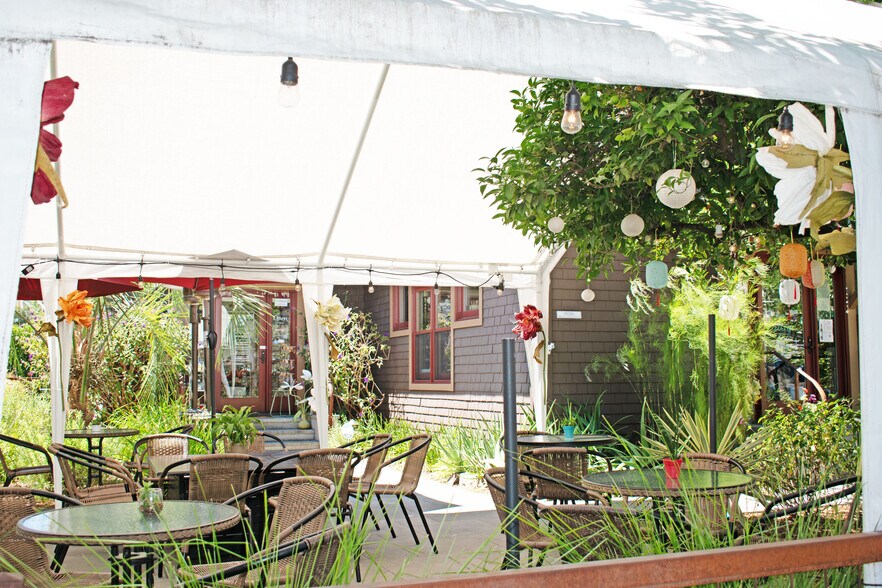 More Photos Of 119 Cloverdale Blvd, Cloverdale General Retail For Sale