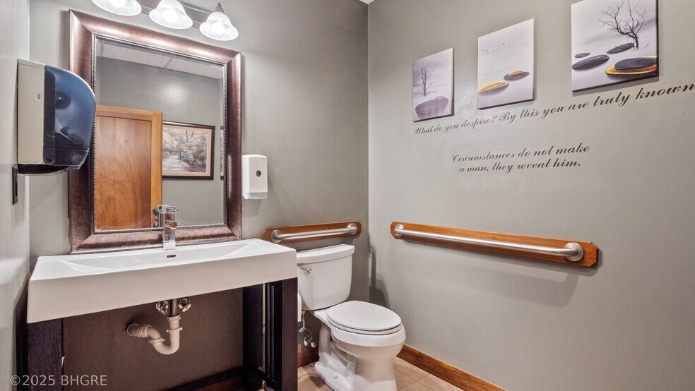 More Photos Of 202 S 9th St, Indianola Storefront For Sale