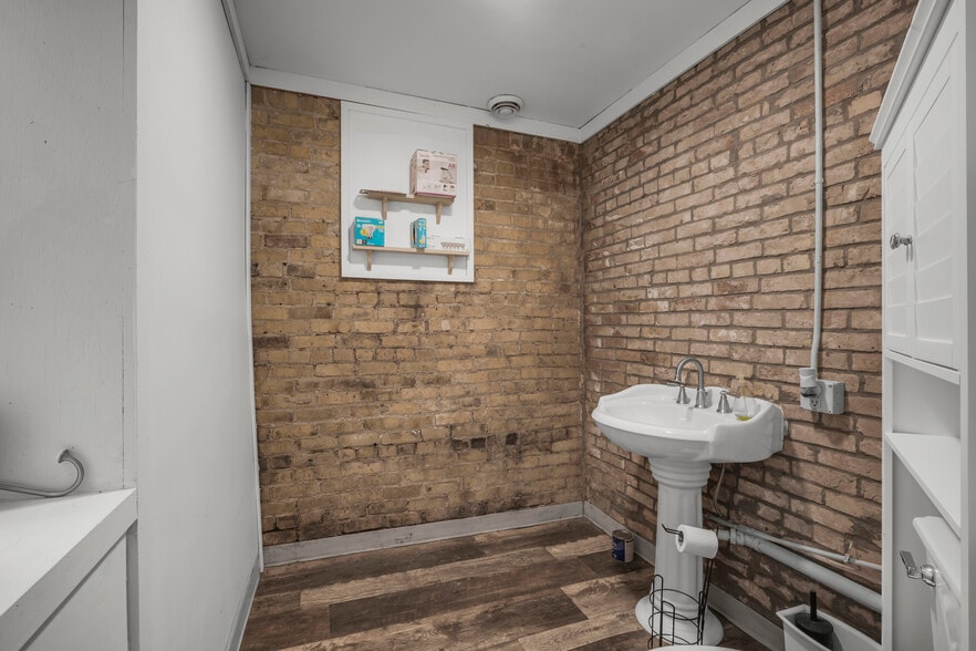 More Photos Of 200 Broadway St, Jordan Storefront Retail Residential For Lease