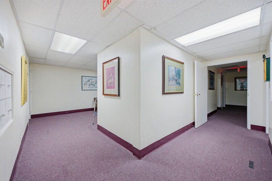 More Photos Of 1811 Bayshore Gardens Pky, Bradenton Medical For Sale
