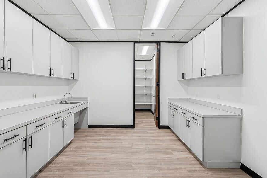 More Photos Of 11777 Katy Fwy, Houston Unknown For Lease