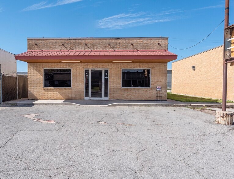 More Photos Of 114 S Teel Dr, Devine Restaurant For Sale