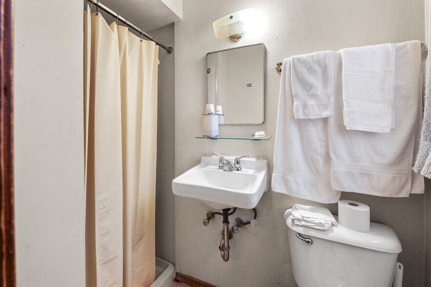 More Photos Of 4991 Arthur Rd, Slinger Hotel For Sale