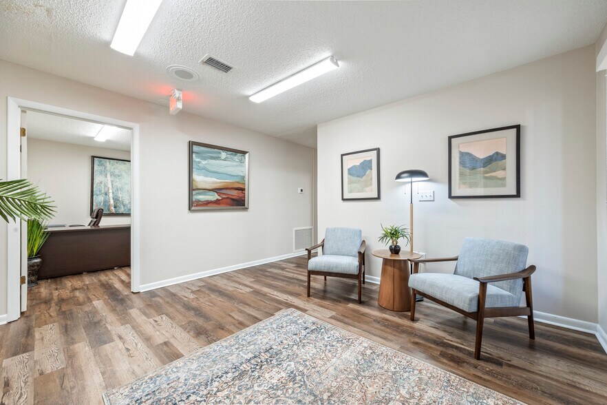 More Photos Of 439 SW Main Blvd, Lake City Office For Lease