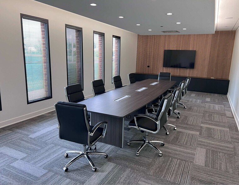 More Photos Of 6363 W 73rd St, Bedford Park Manufacturing For Lease