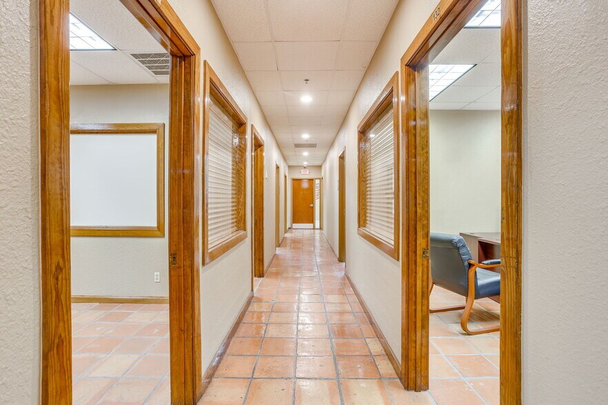More Photos Of 3500 Noble Ave, Fort Worth Flex For Lease
