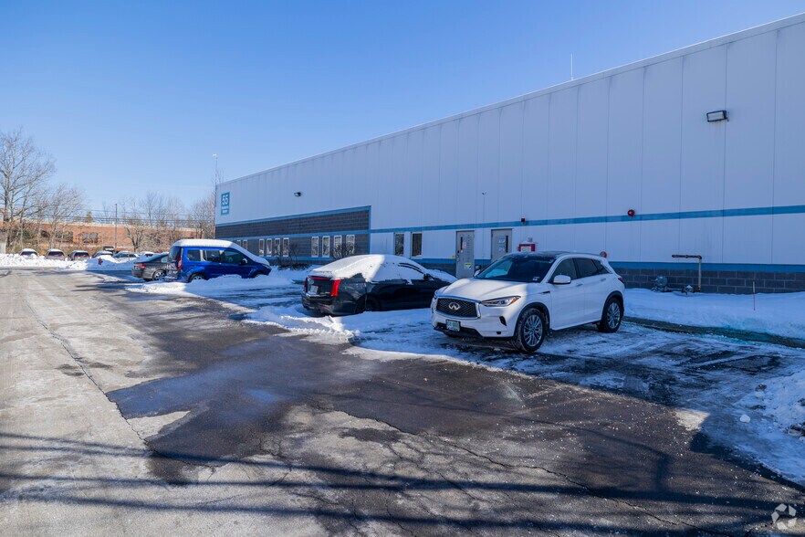 More Photos Of 55 Wentworth Ave, Londonderry Light Distribution For Lease