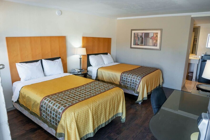 More Photos Of 201 Continental Dr, Junction City Hotel For Sale