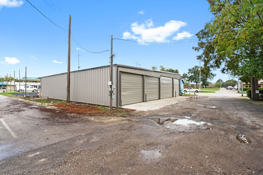 More Photos Of 107 N Danville St, Willis Showroom For Lease