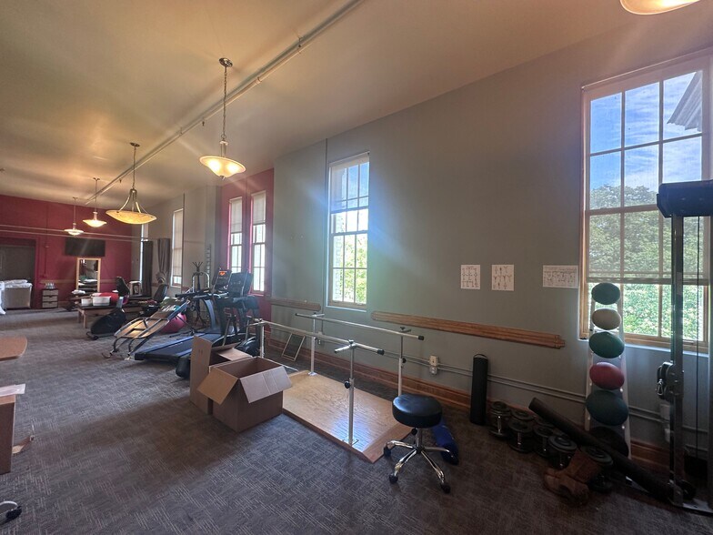 More Photos Of 830 Cottageview Dr, Traverse City Loft Creative Space For Sale