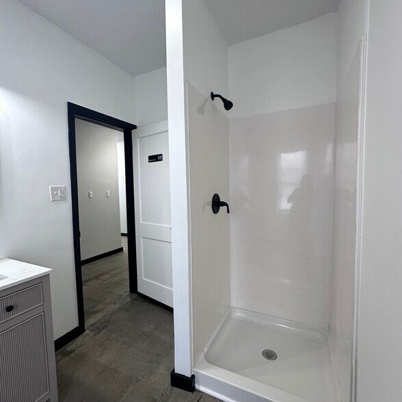 More Photos Of 710 Dawn St, Richmond Warehouse For Lease