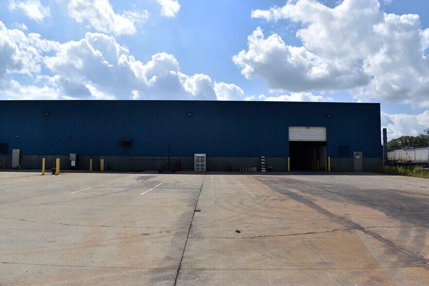 More Photos Of 2500 Marion Dr, Kendallville Distribution For Lease