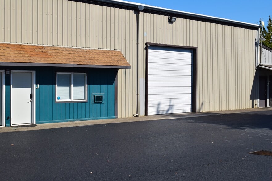 More Photos Of 4216 W 7th Ave, Eugene Warehouse For Lease