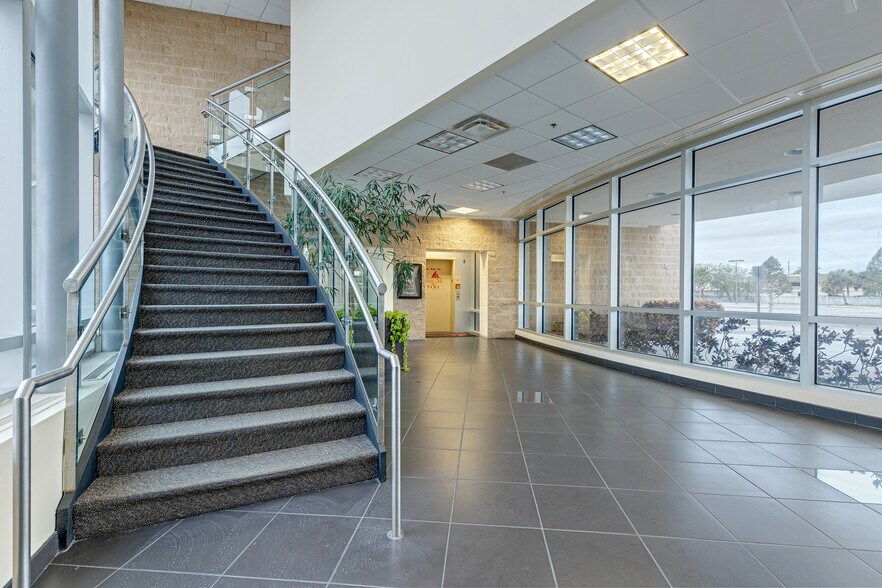 More Photos Of 1800-1850 E Merritt Island Cswy, Merritt Island Auto Dealership For Lease