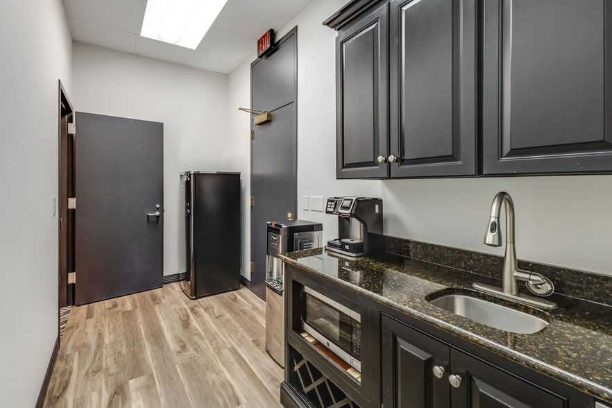 More Photos Of 1612 Westgate Cir, Brentwood Office For Lease