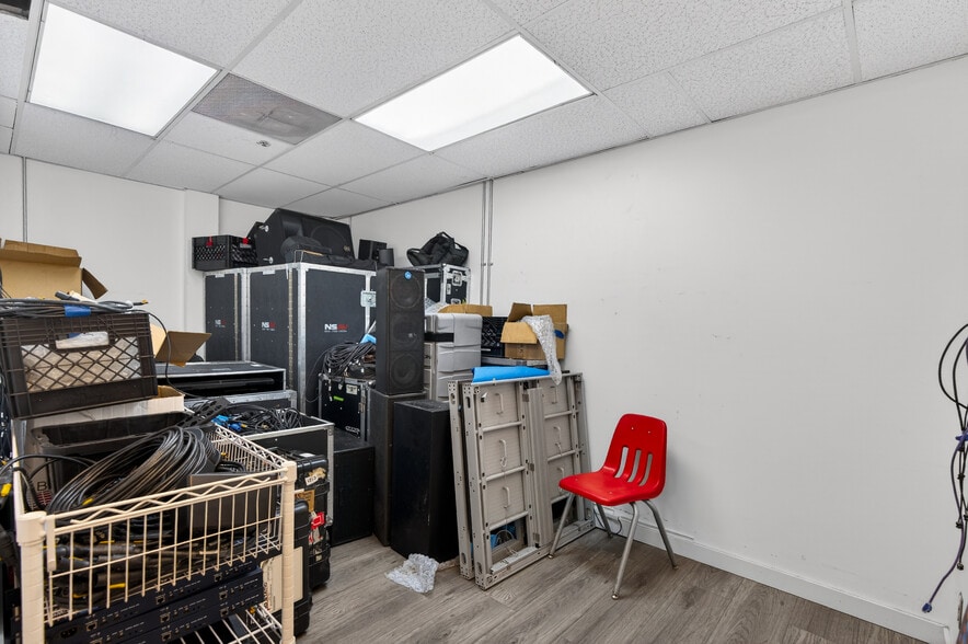 More Photos Of 435-437 N Varney St, Burbank Warehouse For Lease