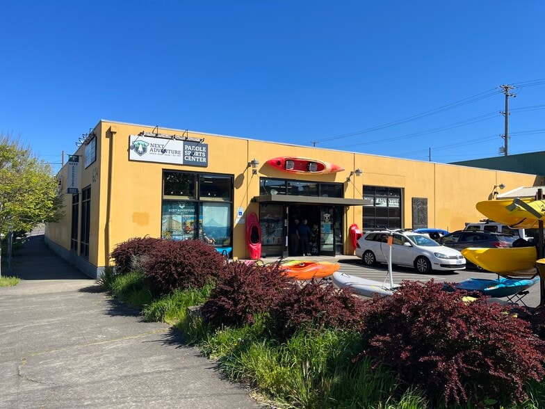 Primary Photo Of 704 SE Washington St, Portland Freestanding For Sale