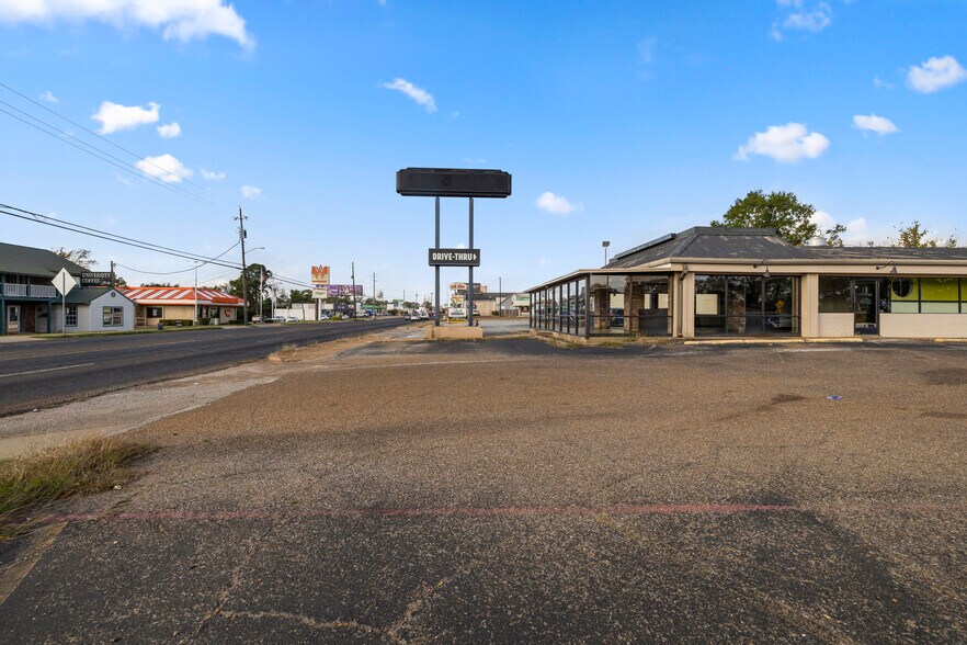 More Photos Of 2608 North St, Nacogdoches Specialty For Lease