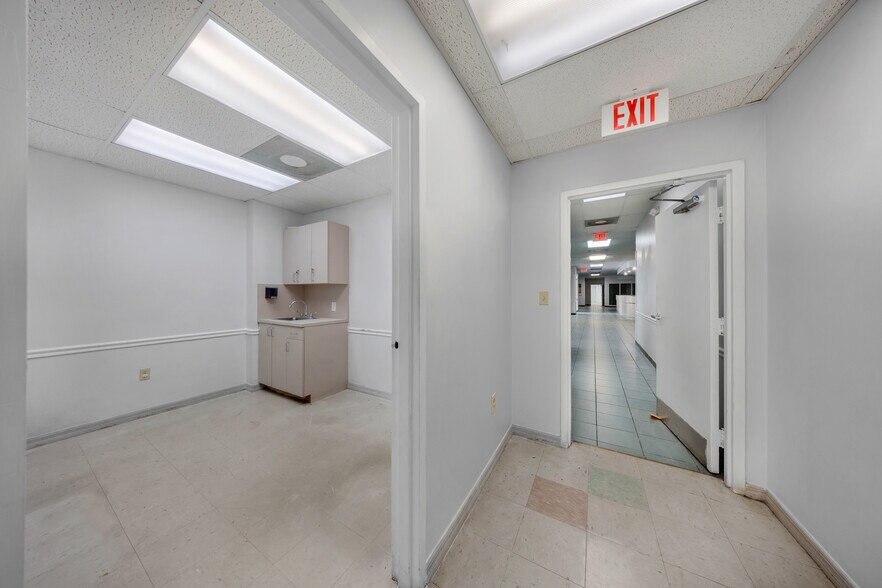 More Photos Of 2901 NW 17th Ave, Miami Office For Sale
