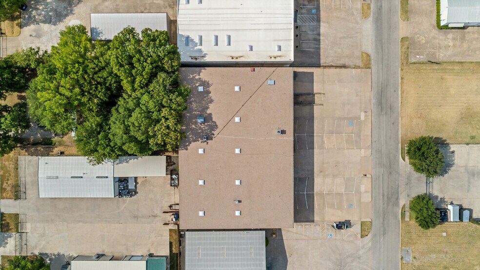 More Photos Of 2321 Solona St, Haltom City Warehouse For Lease