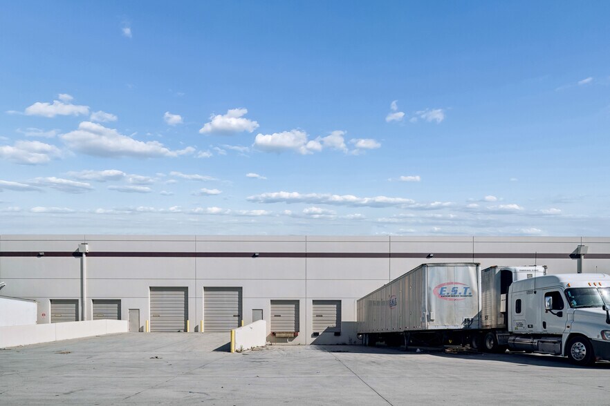 More Photos Of 7577 Airway Rd, San Diego Warehouse For Sale