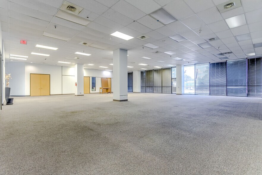 More Photos Of 2350 Valley View Ln, Dallas Loft Creative Space For Lease