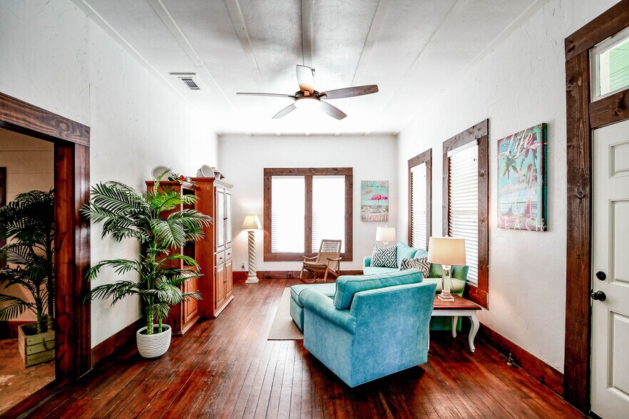 More Photos Of 512 N Travis St, Granbury Hospitality For Sale