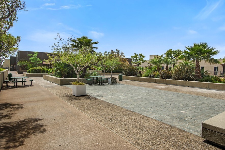 More Photos Of 3250 Wilshire Blvd, Los Angeles Office For Lease