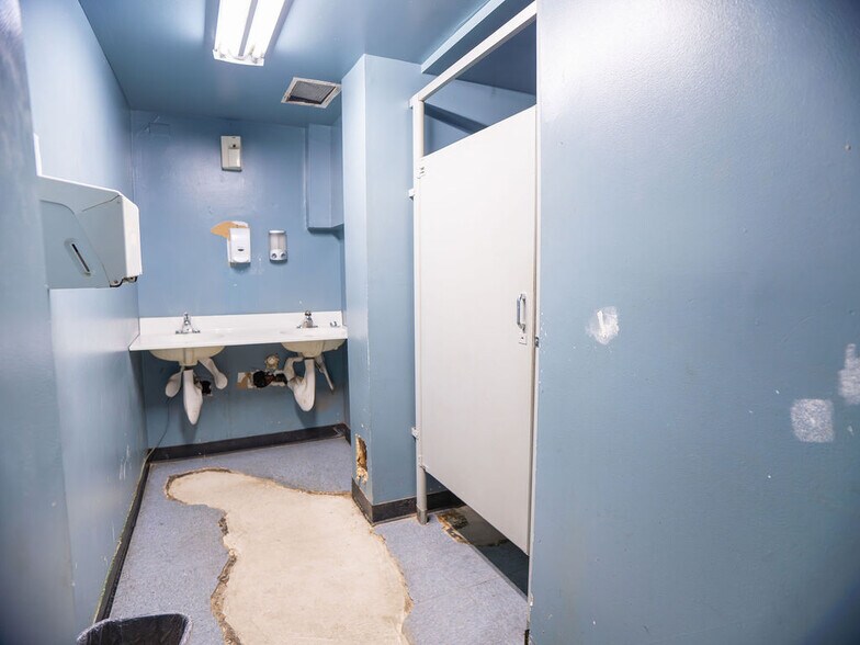 More Photos Of 5710 N Broadway St, Chicago Office Residential For Sale