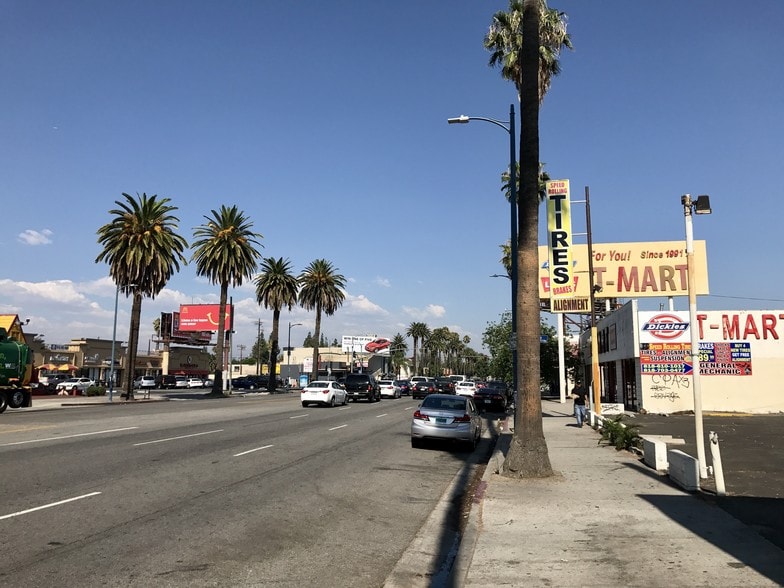 More Photos Of 20930 Sherman Way, Canoga Park Auto Dealership For Lease