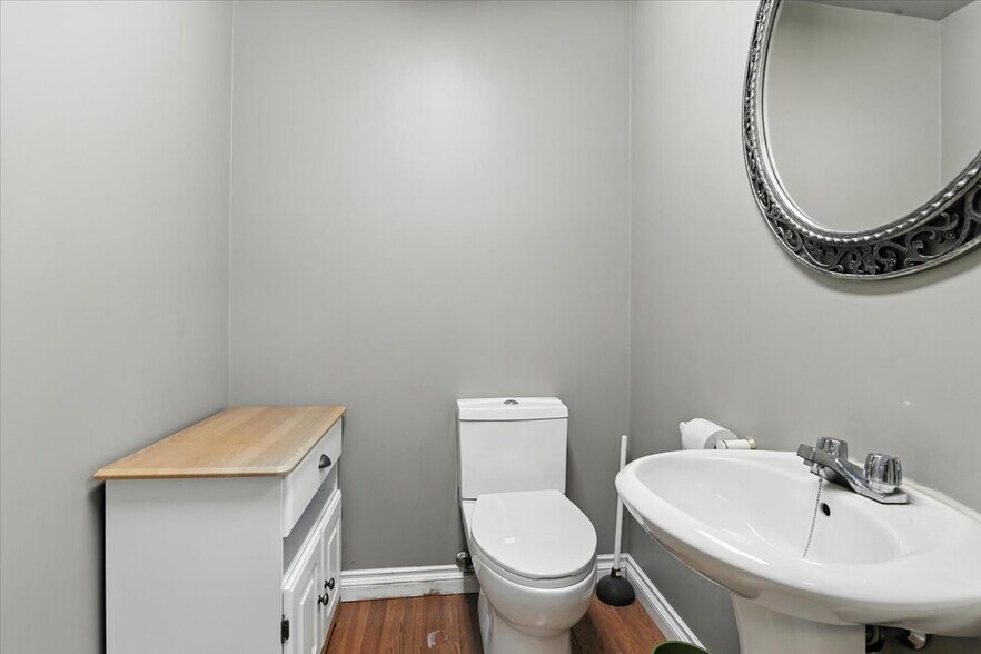 More Photos Of 372 King St, Oshawa Medical For Lease