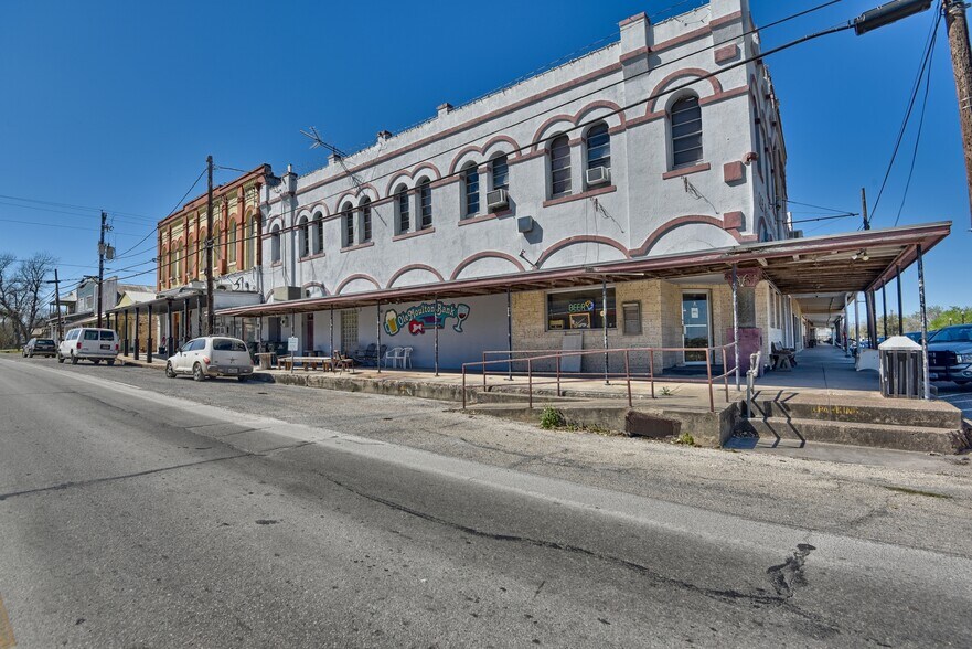 More Photos Of 103 N Main, Moulton Showroom For Sale