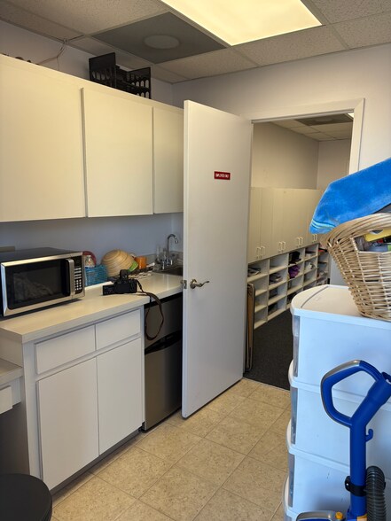 More Photos Of 1531 Tamiami Trl S, Venice Office For Sale