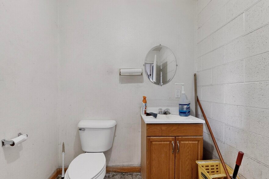 More Photos Of 2105 Aztec Rd NE, Albuquerque Warehouse For Sale