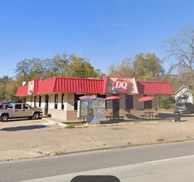 Primary Photo Of 408 W Brown St, Hearne Fast Food For Sale