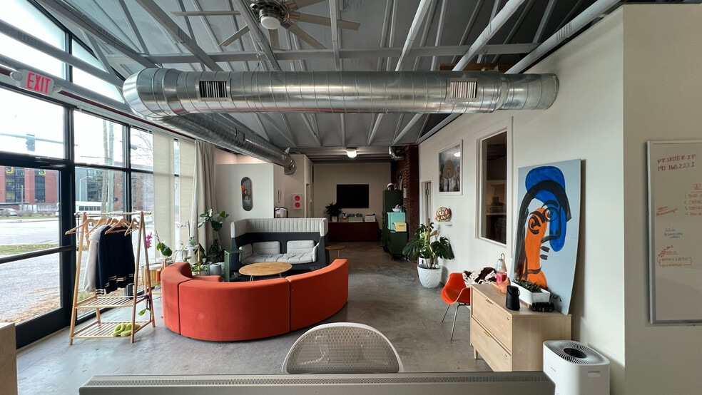 More Photos Of 128 Dewees St, Lexington Freestanding For Lease