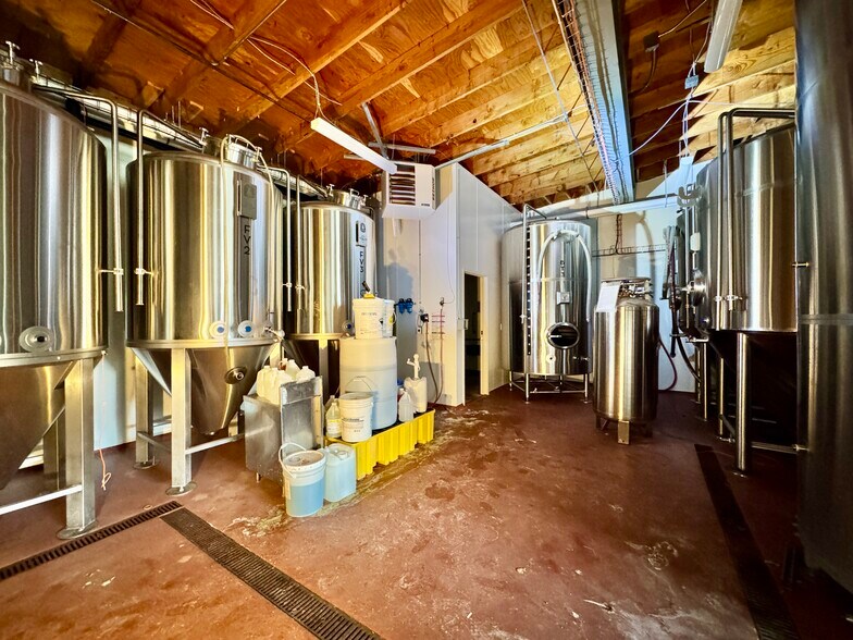 More Photos Of 6112 SE Foster Rd, Portland Freestanding For Sale