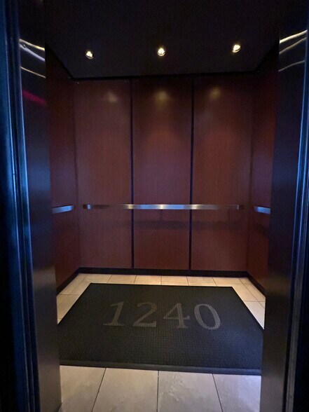 More Photos Of 1240 Meadow Rd, Northbrook Medical For Lease