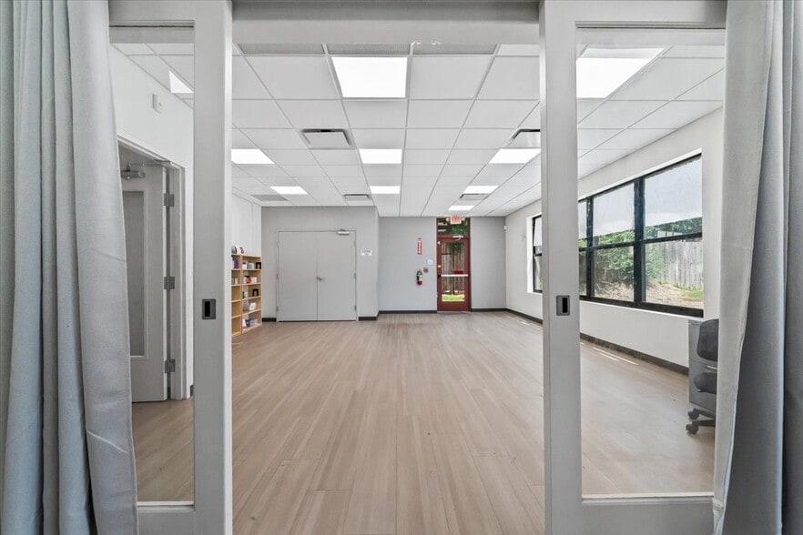 More Photos Of 1430 Poplar Ave, Memphis Office For Sale