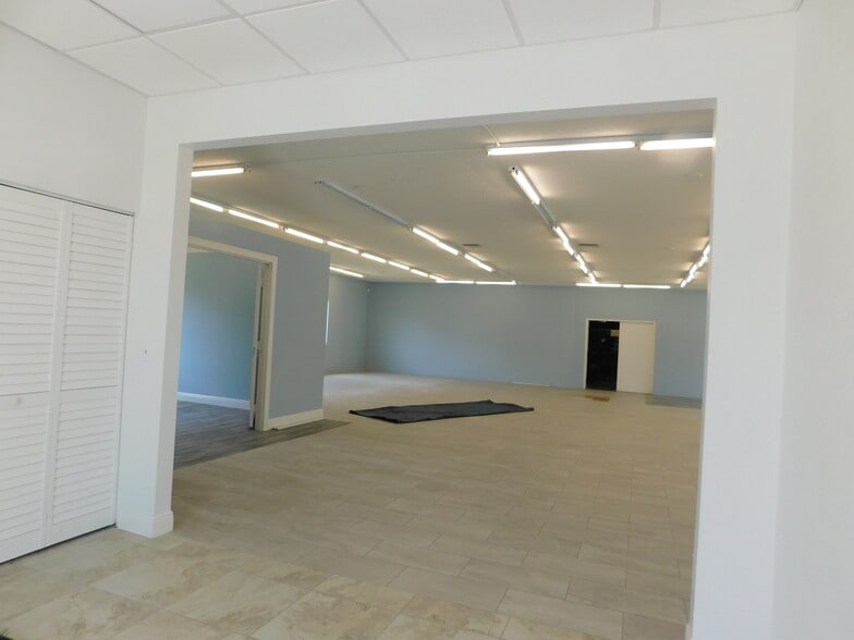 More Photos Of 5060 Industry Dr, Melbourne Manufacturing For Lease