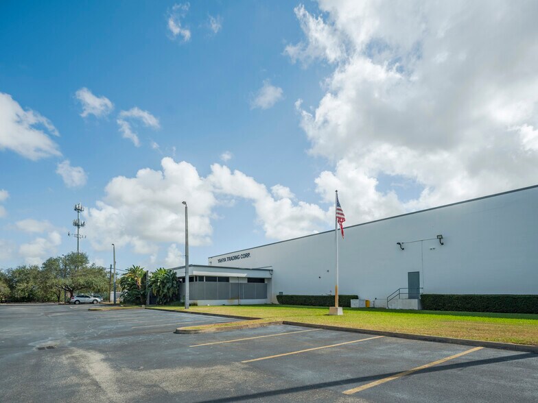 More Photos Of 50 NE 179th St, Miami Manufacturing For Lease