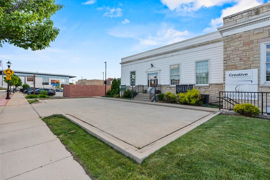 More Photos Of 416 George St, De Pere Office For Sale