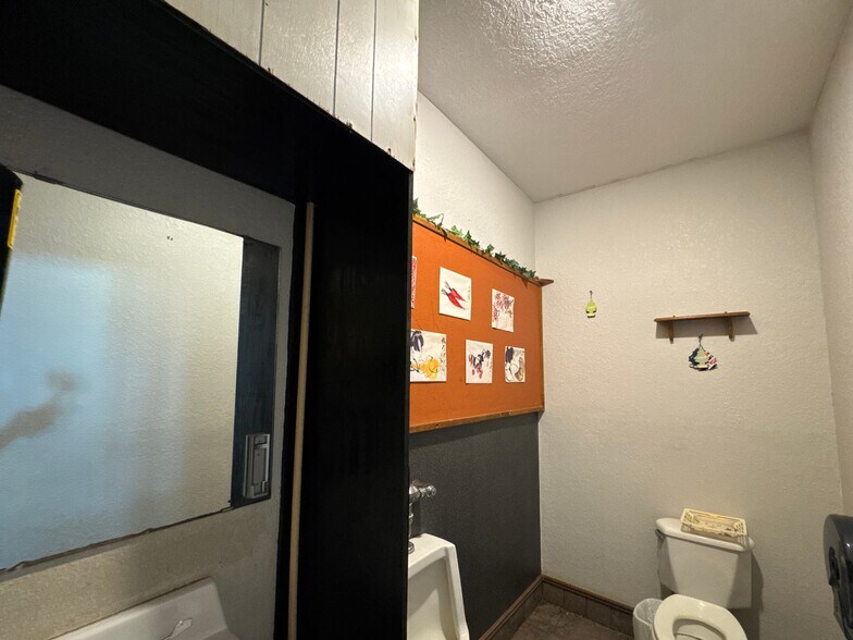 More Photos Of 520 W Broadway, Seminole Flex For Sale