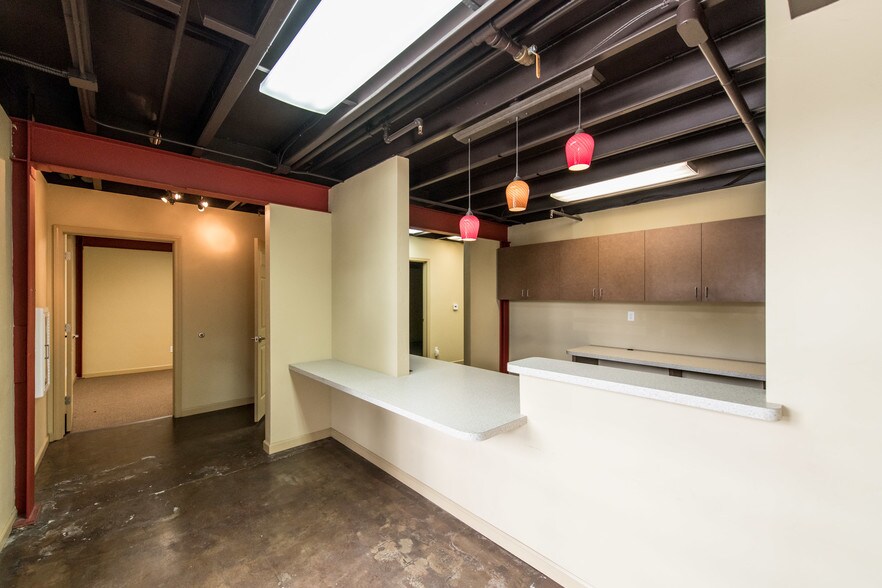 More Photos Of 907-911 Santa Fe Ave, Fresno Flex For Sale