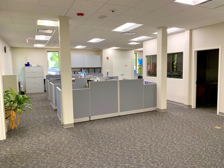 More Photos Of 370 Crossways Park Dr, Woodbury Distribution For Lease