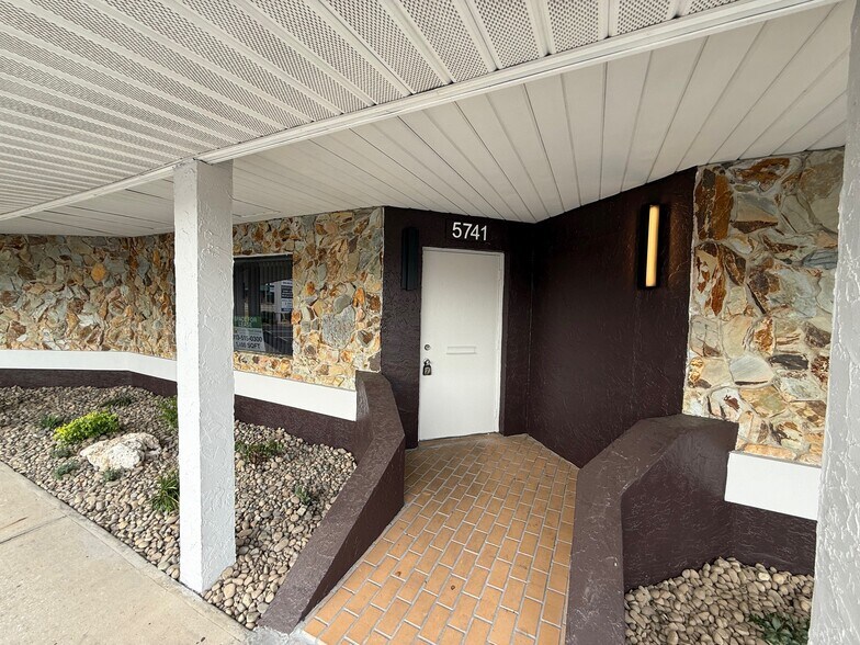 More Photos Of 5739-5749 Gall Blvd, Zephyrhills Medical For Lease