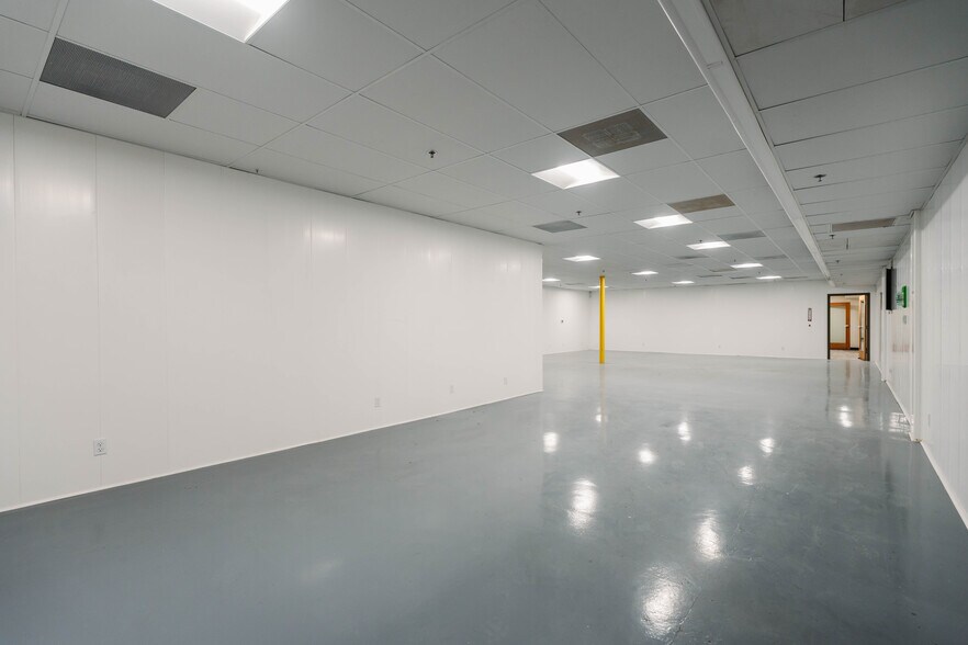 More Photos Of 42650 Melanie Pl, Palm Desert Loft Creative Space For Lease